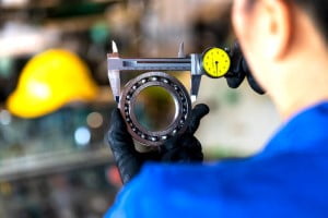 Measuring the ball bearing diameter using dial caliper