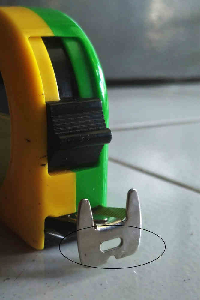 A slot at the tape measure hook