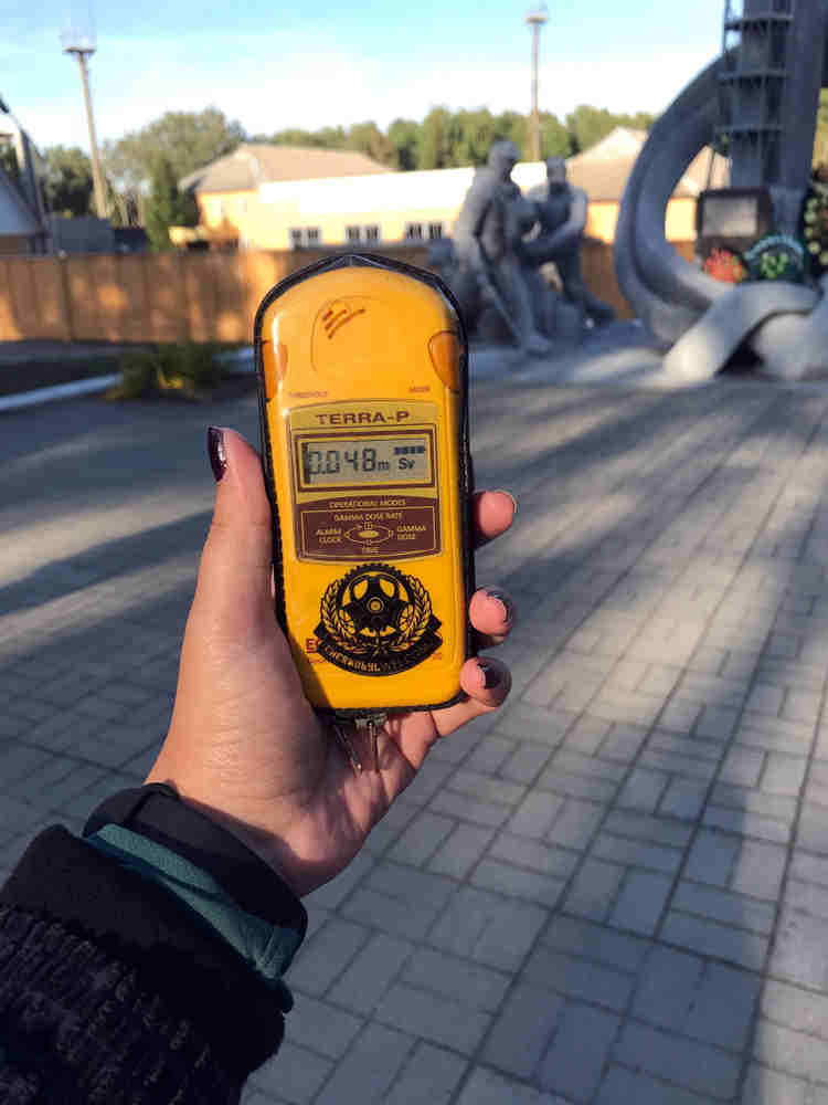 Using a dosimeter to measure the radiation dose
